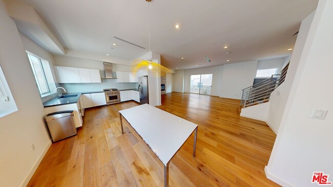 Building Photo - 1715 Armacost Ave