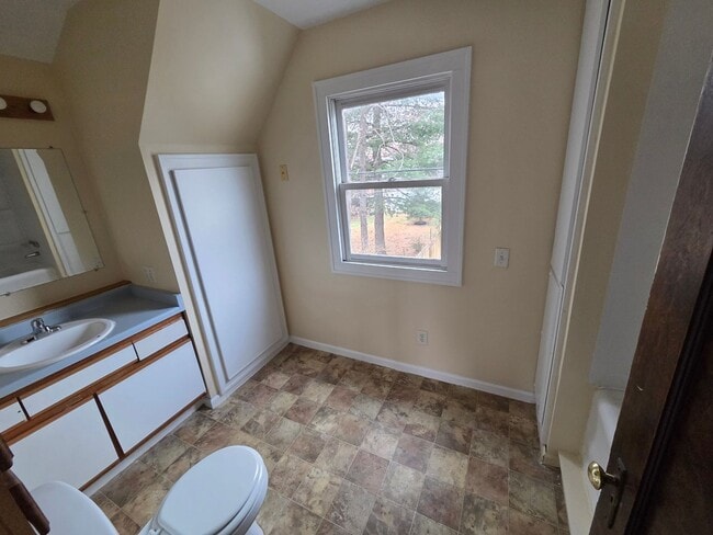 Building Photo - 2 Bedroom Home - Northwest Rockford