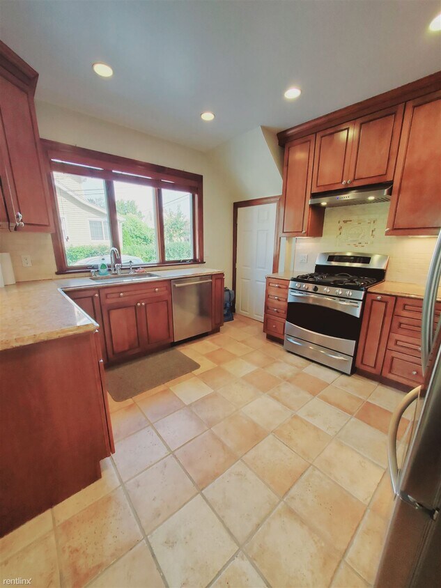 Primary Photo - 3 br, 2.5 bath House - 89 Center St