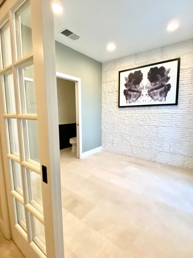 Building Photo - Pleasanton Andares townhouse 3 BD + office...