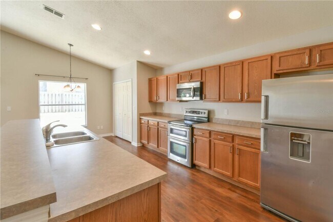 Building Photo - Spacious 3-bed, 2-bathr home with a bonus ...