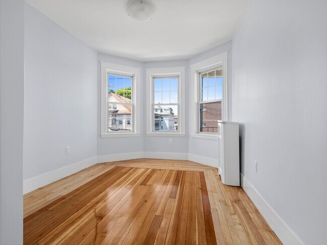 Foto del edificio - Massive Medford Apt near T & Tufts!  2-bat...
