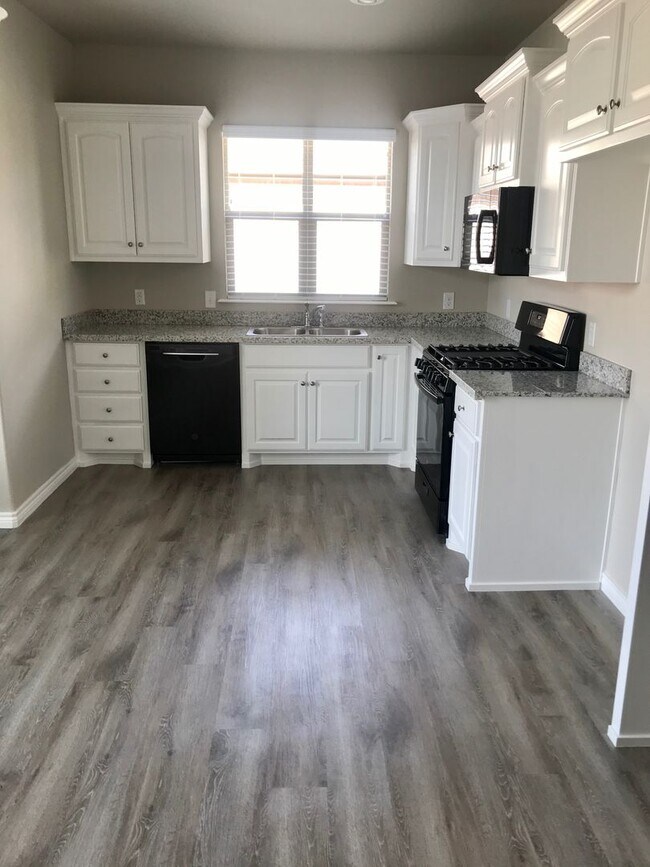 Building Photo - Beautiful Home! Available October 10th!