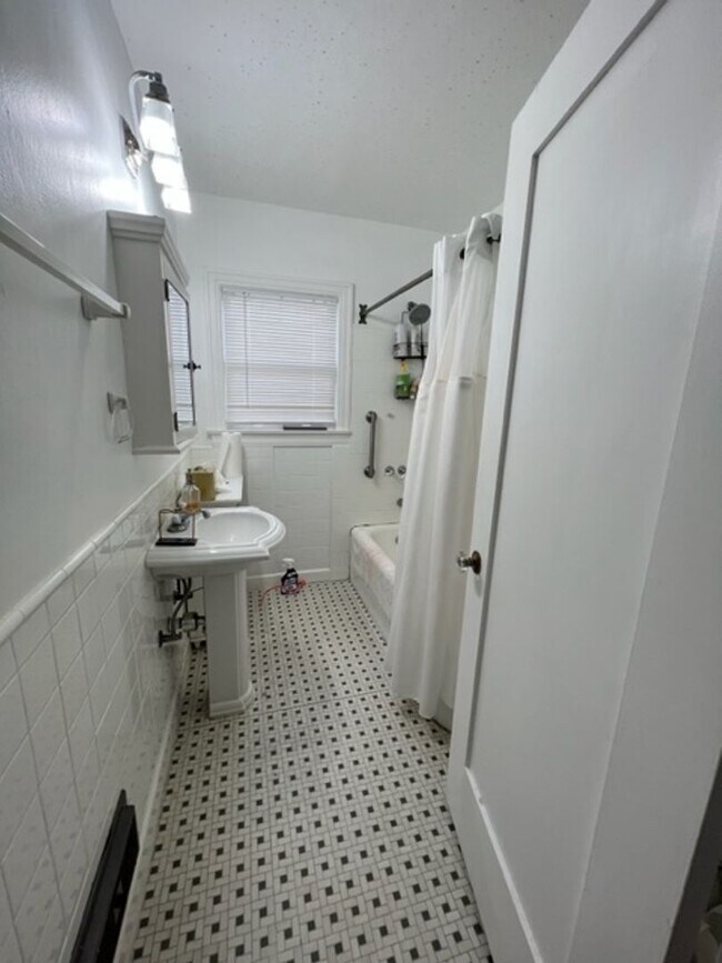 Foto del edificio - 2 Bedroom-1 Bathroom Single Story Home in ...