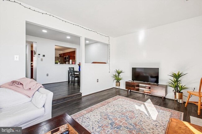 Foto del edificio - 8703 Village Green Ct