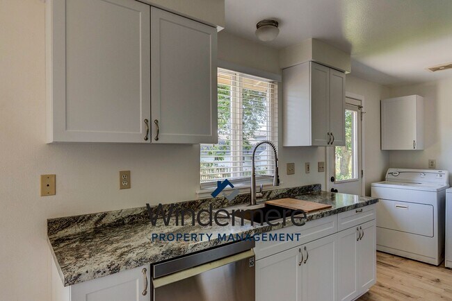 Foto del edificio - 2 Bed 1 Bath House W/ Garage