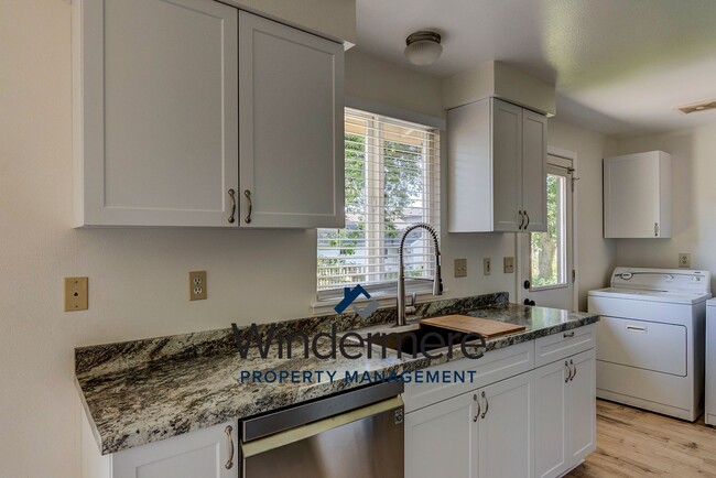 Foto del edificio - 2 Bed 1 bath with Garage