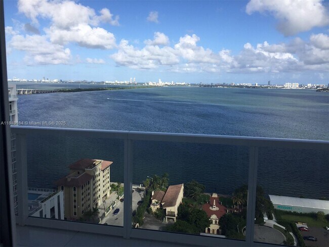 Foto del edificio - 600 NE 27th St
