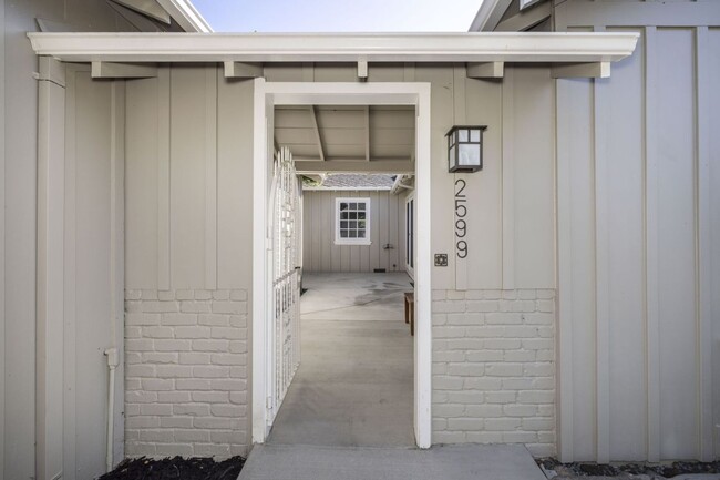 Building Photo - Remodeled 2 Bed, 2 Bath Home in Midtown Pa...