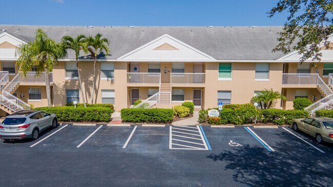 Foto del edificio - Well-Maintained 2BR/2BA Condo with Lake Vi...