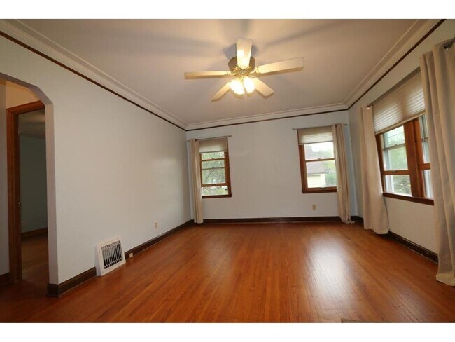 Building Photo - Near Hamline University, 6 Bdrm/3 Bath