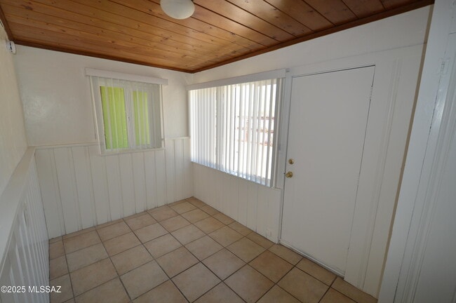 Building Photo - 2119 N Catalina Ave