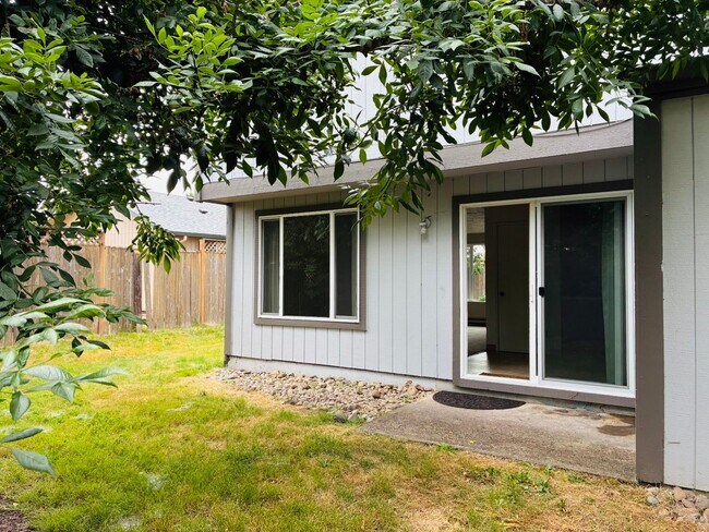 Foto del edificio - 933-937 NW Sequoia Ave