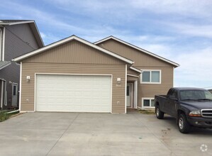 Building Photo - 800-888 88 Ave