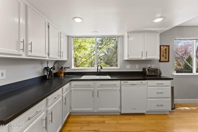 Foto del edificio - 6168 Greenbrook Dr