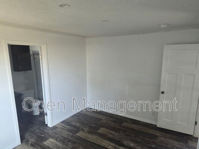 Building Photo - 900 N Curry Pike