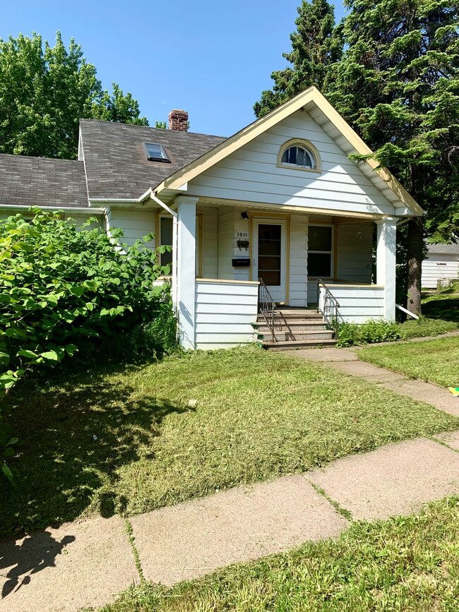 Building Photo - Duluth, MN. 4 bedroom - 1 bath - 1 off str...