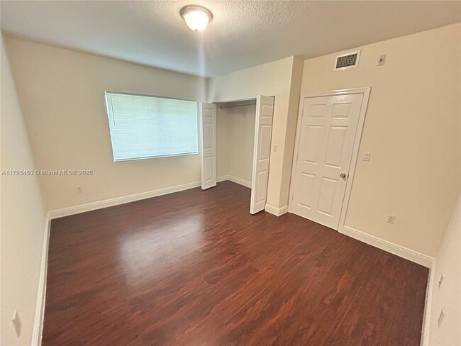 Foto del edificio - 2880 Pine Tree Dr