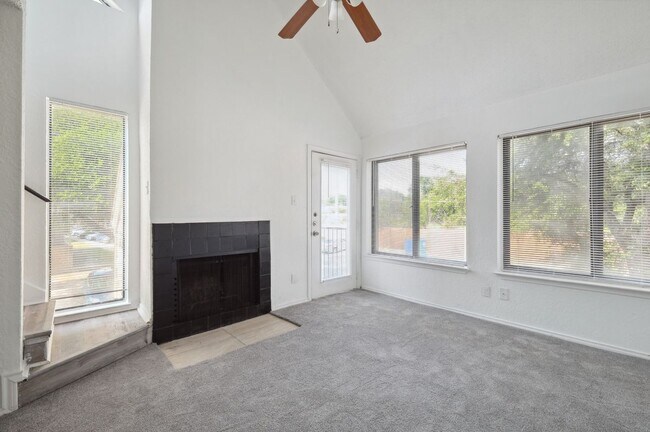 Foto del edificio - 9811 Walnut St