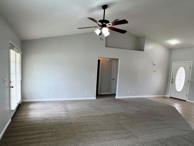 Foto del edificio - 3/2 centrally located!!