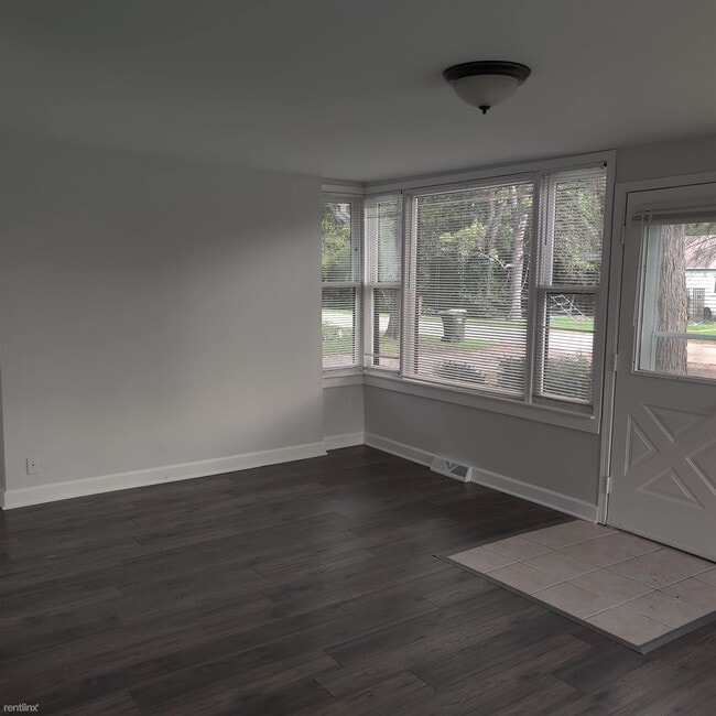 Building Photo - 3 br, 1 bath House - 37706 N Lake Vista Ter
