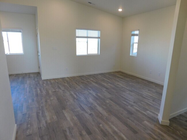 Foto del edificio - WALKING DISTANCE TO COMMUNITY