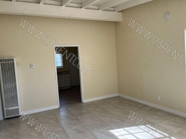 Foto del edificio - 2BD/1BTH DUPLEX WEXTRA STORAGE AND BACKYARD