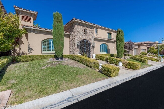 Foto del edificio - Queensridge Villa: 6BD Custom Estate w/ Pool, 2-Story Casita & Golf Course Views