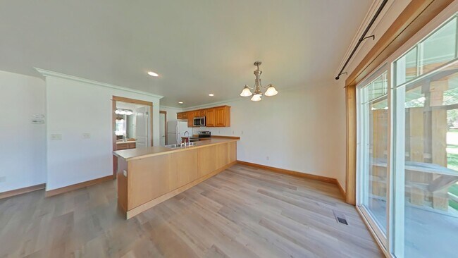 Foto del edificio - Beautiful 3 bedroom, 2 1/2 bathroom, townhouse with attached garage!