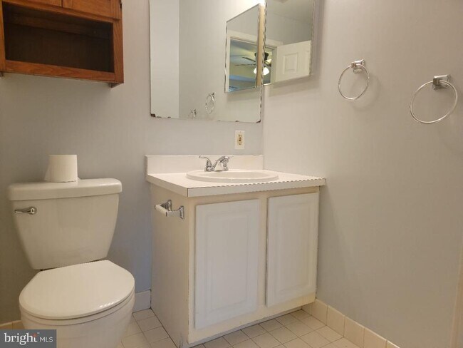 Building Photo - 6204 Highland Ct