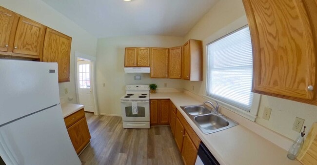 Building Photo - 3D Tour Available - ONLY 2 Blocks to Campu...