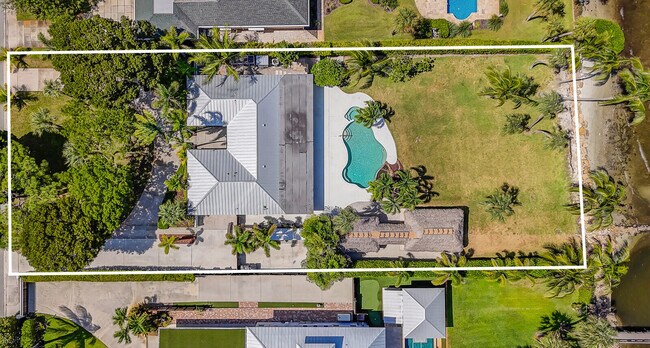 Building Photo - 930 S Lakeside Dr