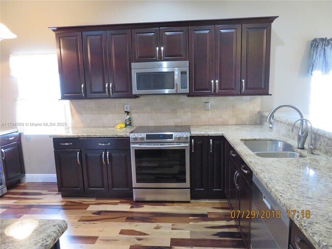 Foto del edificio - 16764 NW 13th Ct