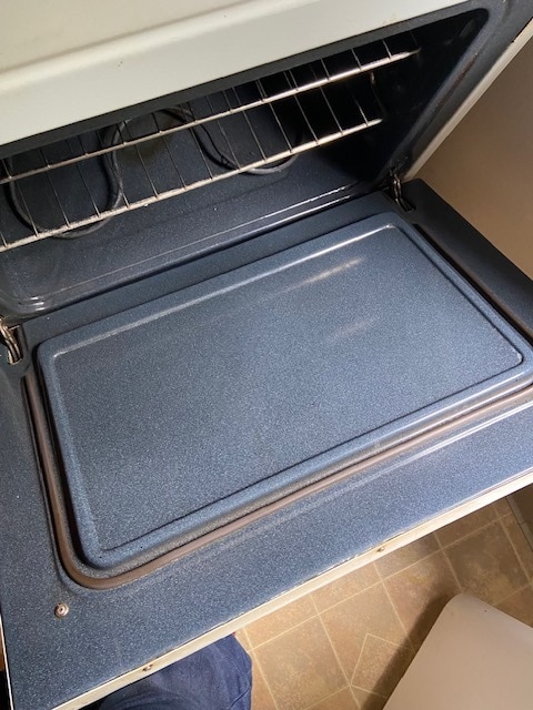 Spotless oven - 27 Forrestal Ln