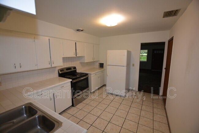 Building Photo - 515 Ariana St