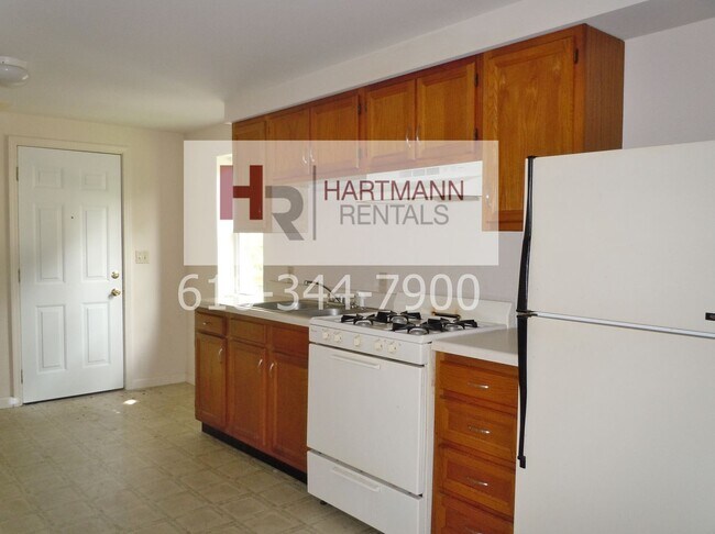 Foto del edificio - Three Bedroom Home w/ Lots of Closets and Washer/Dryer Hookups!