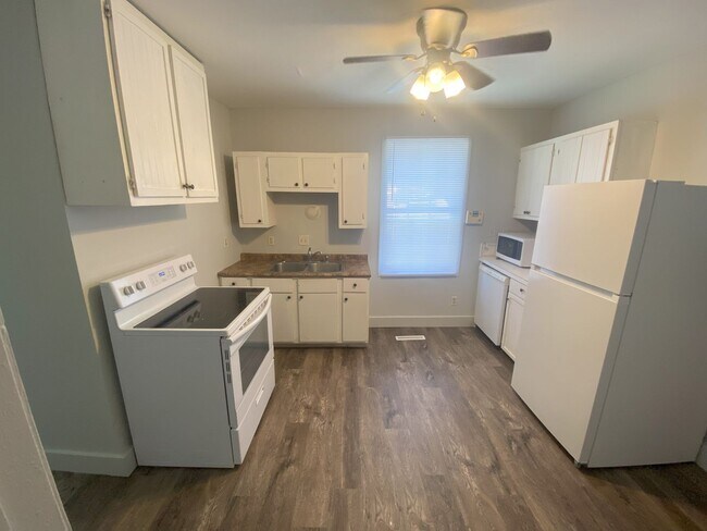 Building Photo - Newly renovated home