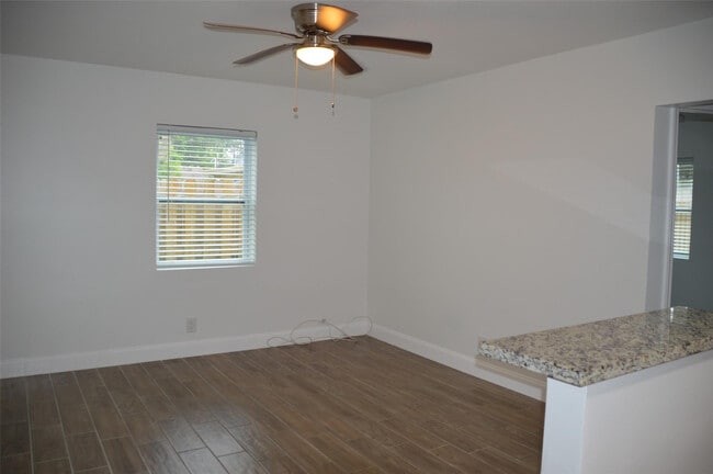 Foto del edificio - 819 NE 14th Ct