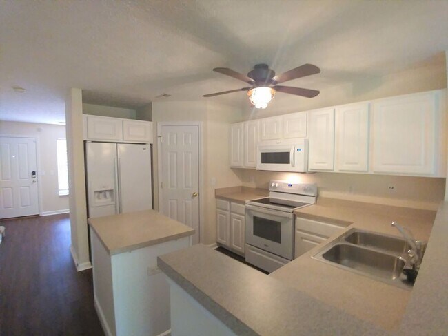 Foto del edificio - Nashboro Village townhouse w/ Community Pool.