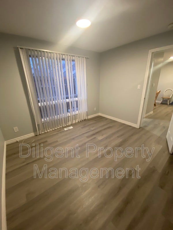 Photo du bâtiment - 260 Lansdowne St W