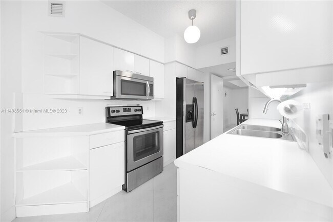 Building Photo - 16445 Collins Ave