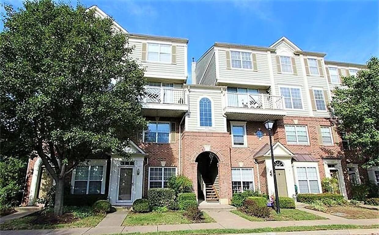Primary Photo - Beautiful Top Floor 2 Level 2 Bed 2.5 Bath...