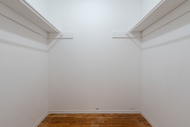 Building Photo - LARGE THREE BEDROOM TOWNHOUSE