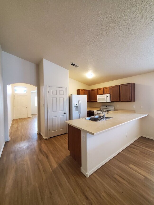 Building Photo - 3 bed 2 bath 1800 sq ft in Huning Ranch! 1/2 OFF 1st MONTHS RENT!