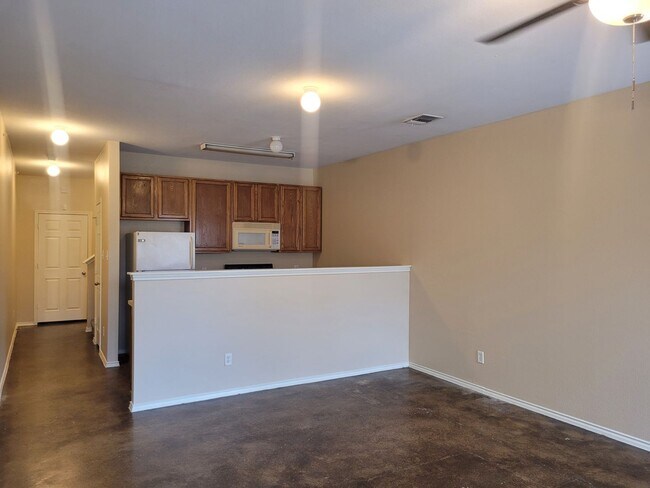 Foto del edificio - Lovely townhome | 3 bed/2.5 bath | spacious 1421 square feet | convenient location near Randolph ...