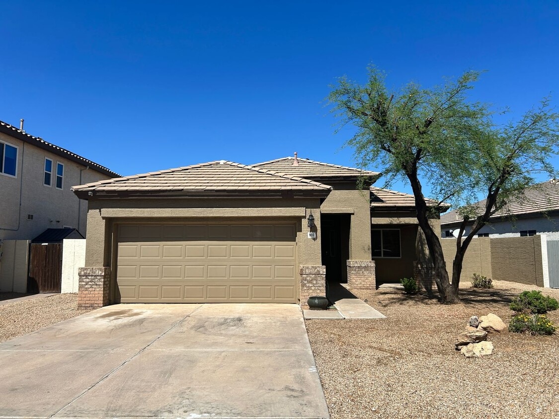 Foto principal - Move-In Special! Updated 3 Bed / 2bath Gilbert Home with New Paint, No Carpet and on the Course