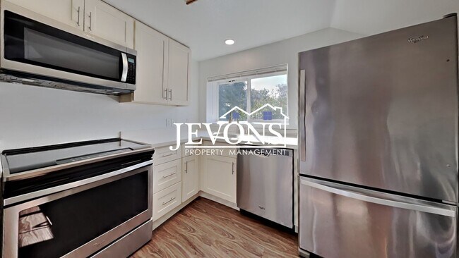 Building Photo - 10649 Des Moines Memorial Dr S