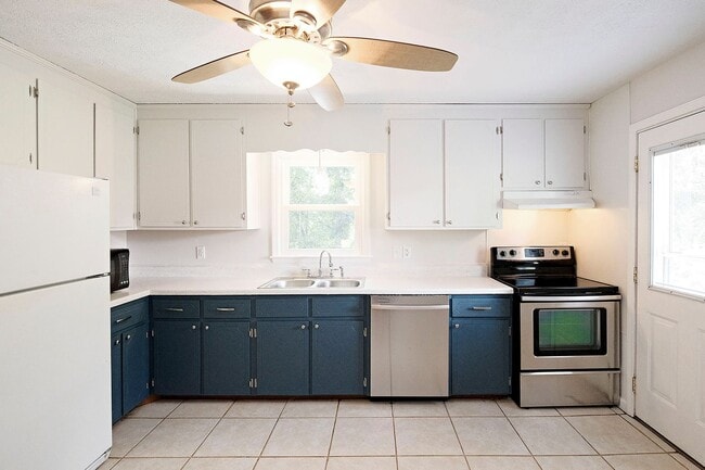 Building Photo - Move-in Ready One Level Home Walkable to C...