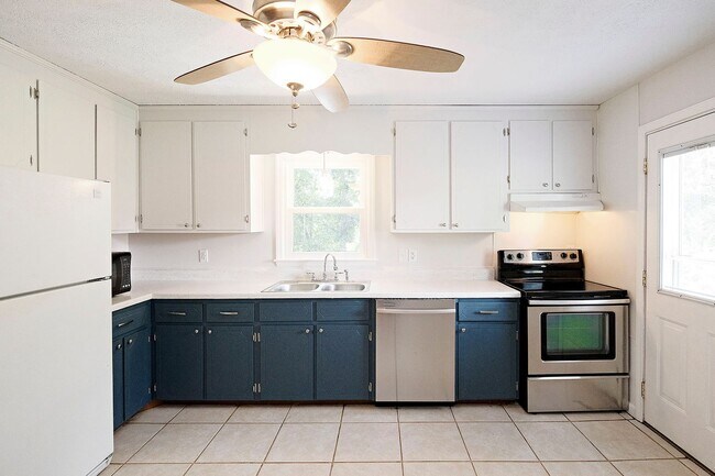Foto del edificio - Move-in Ready One Level Home Walkable to C...
