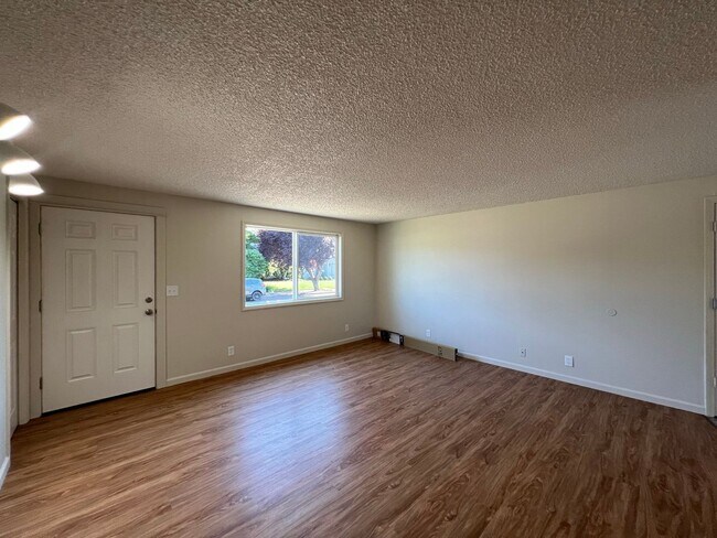 Foto del edificio - Beautifully Landscaped Two Bedroom